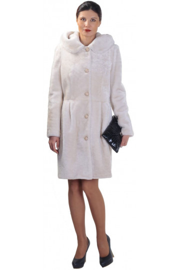 Шуба из мутона цвета чайная роза с капюшоном под пояс